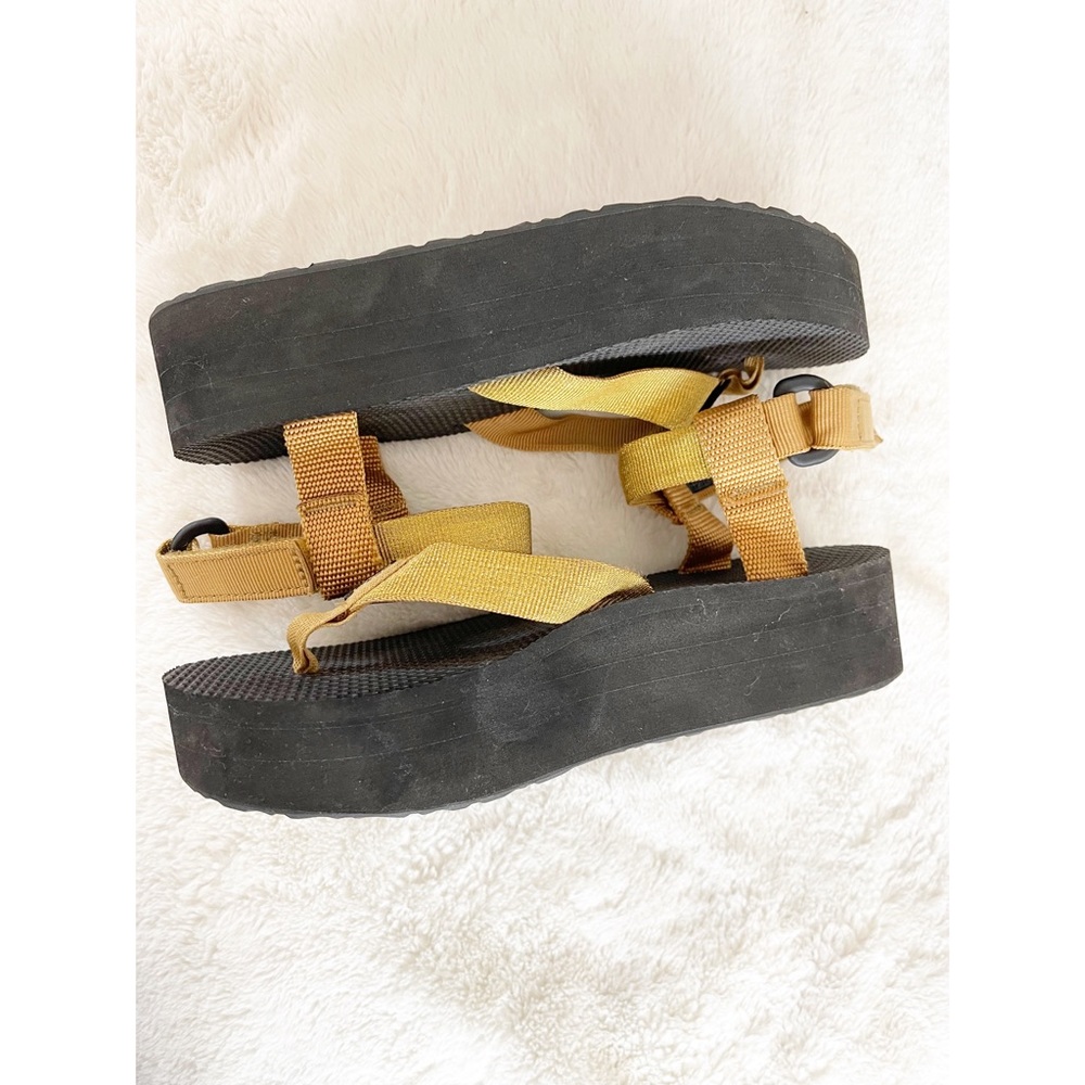 For The Stylish Adventurer - Teva Plaform
